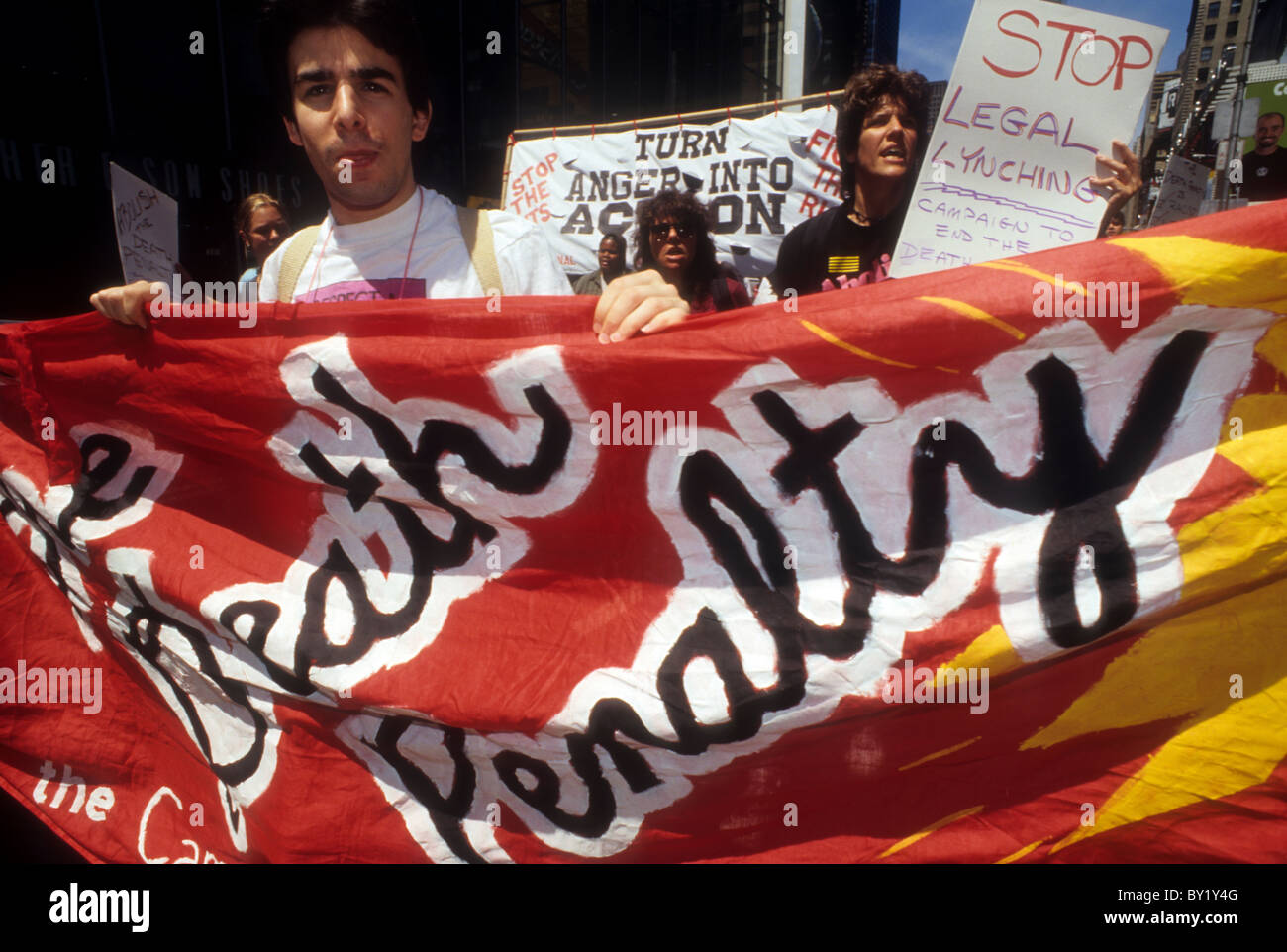 Demonstranten marschieren in den jährlichen Anti-Todesmarsch Strafe und Kundgebung am 2. Juni 1996. (© Frances M. Roberts) Stockfoto