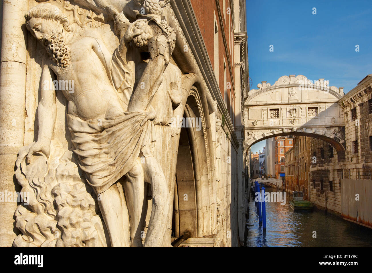 Die Seufzerbrücke - Dogenpalast; Venedig Italien Stockfoto