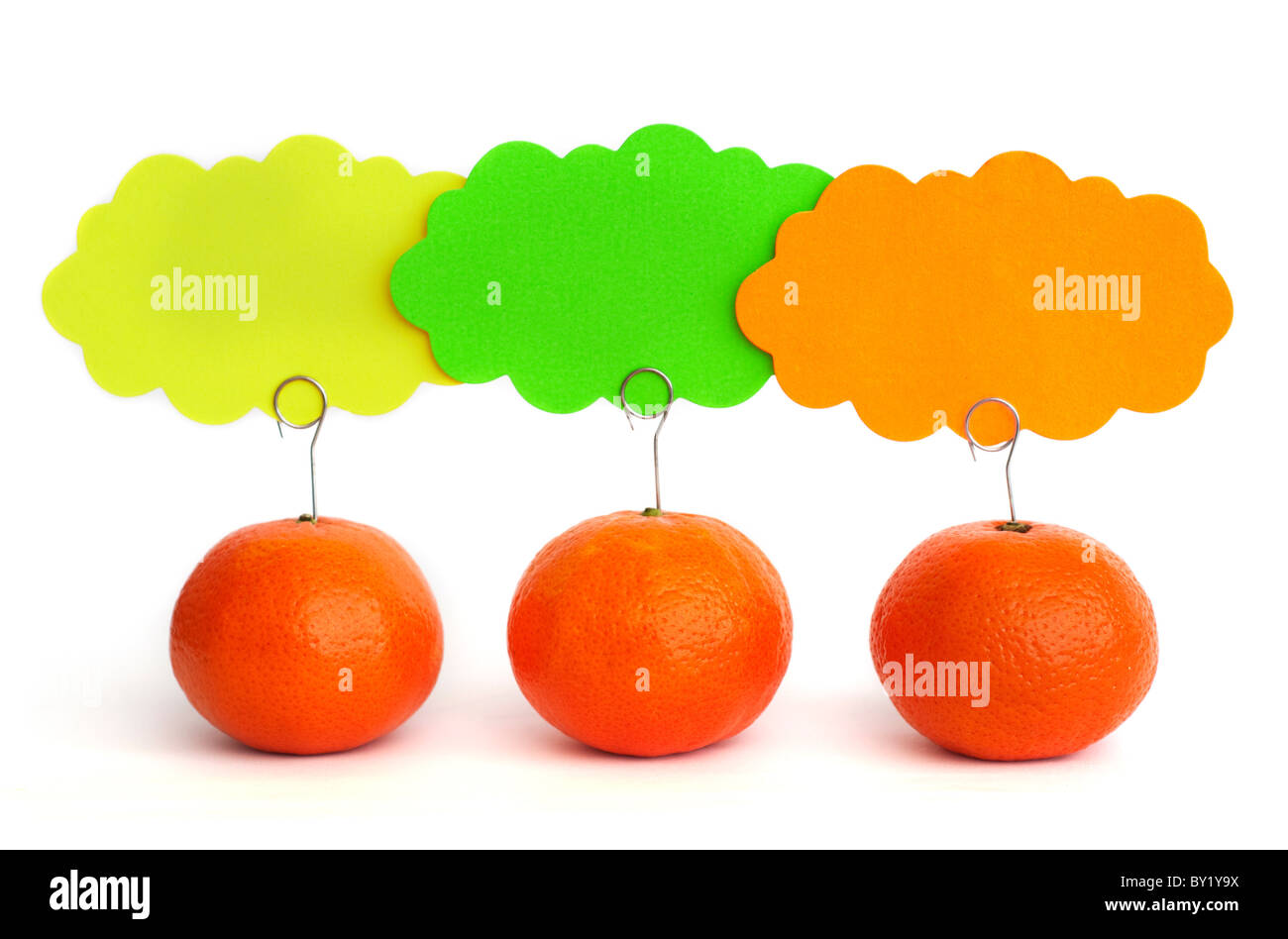 Drei Mandarinen mit farbigen Kartons für Text, kopieren spase Stockfoto