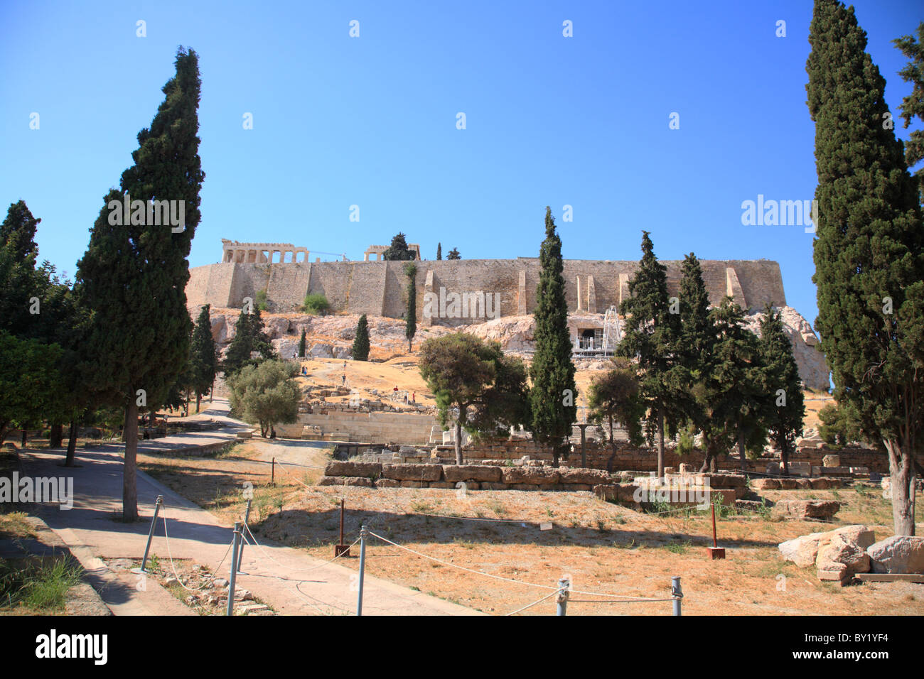Weg auf die Akropolis und den Parthenon mit der Akropolis und den Parthenon im Hintergrund Stockfoto