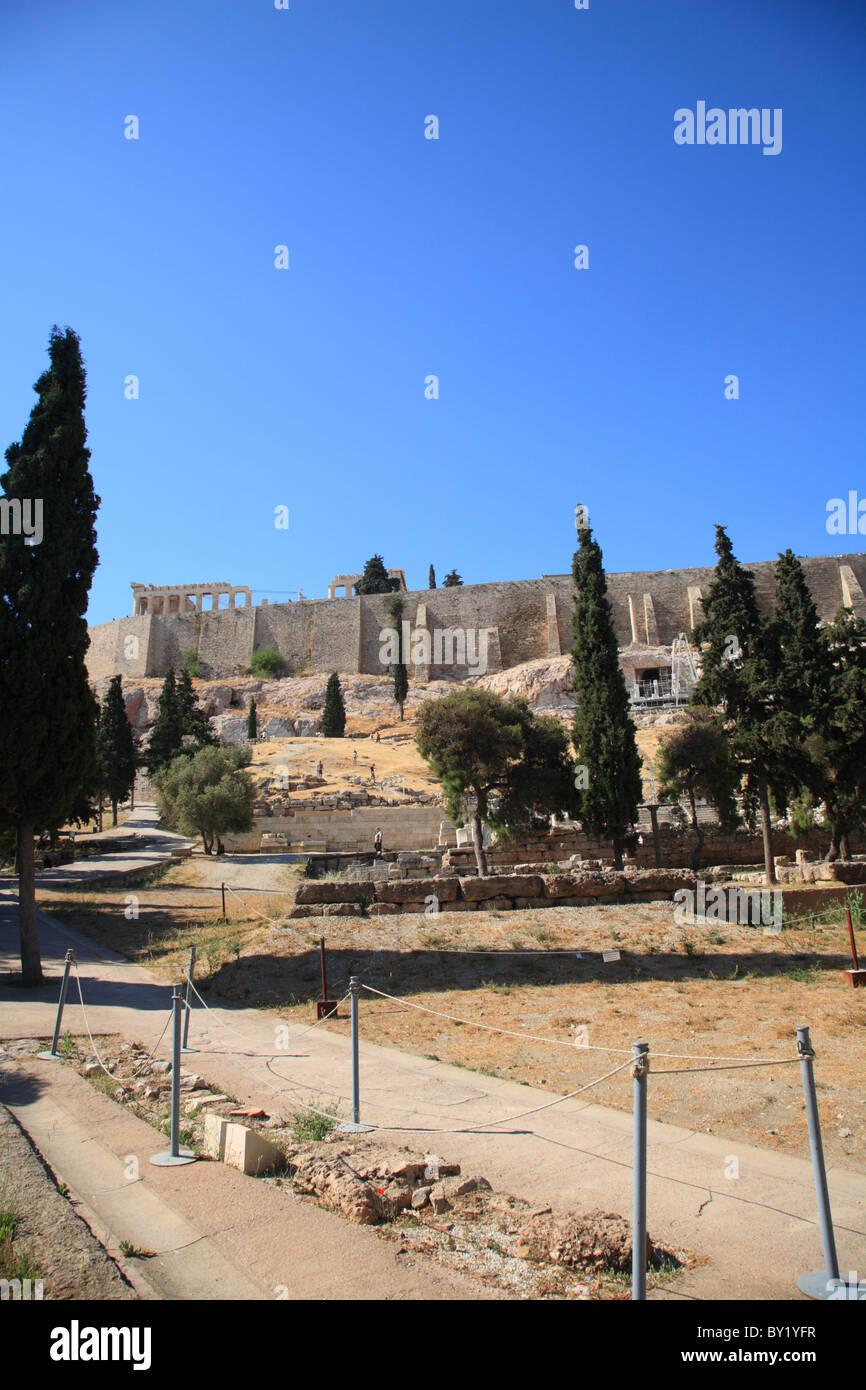 Weg auf die Akropolis und den Parthenon mit der Akropolis und den Parthenon im Hintergrund Stockfoto