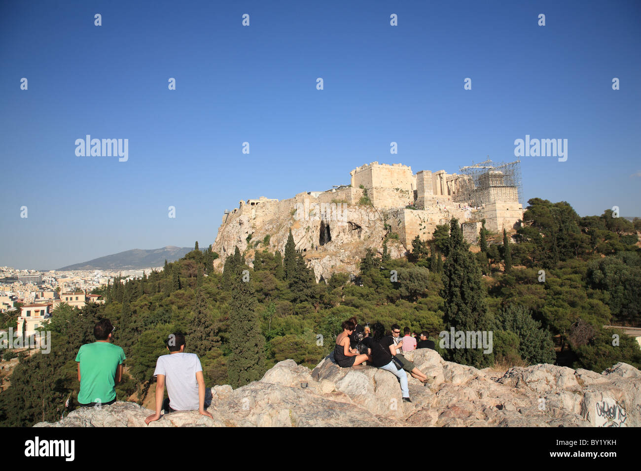 Jugendlichen in den späten Nachmittag mit Blick auf den Hügel der Akropolis von Athen oder Zitadelle von Athen und Übersicht von Athen, Griechenland Stockfoto