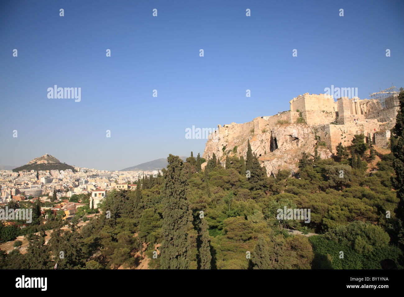 mit Blick auf den Hügel der Akropolis von Athen oder Zitadelle von Athen am späten Nachmittag und Aussicht auf Athen, Griechenland Stockfoto