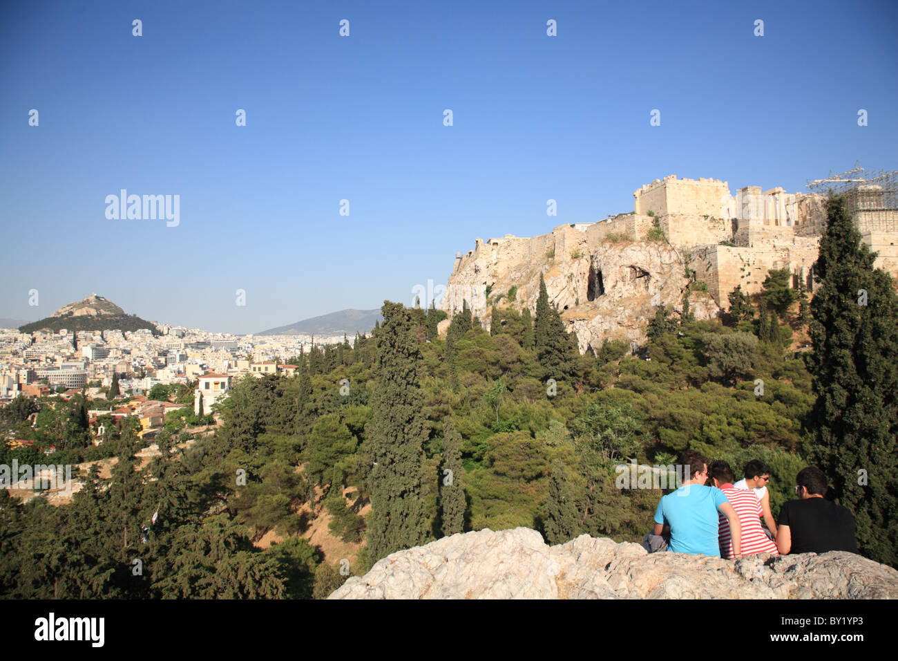 Jugendlichen in den späten Nachmittag mit Blick auf den Hügel der Akropolis von Athen oder Zitadelle von Athen und Übersicht von Athen, Griechenland Stockfoto