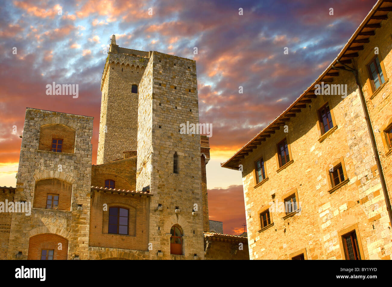Mittelalterlichen Häusern rund um Plazza Cisterna - San Gimignano - Italien Stockfoto