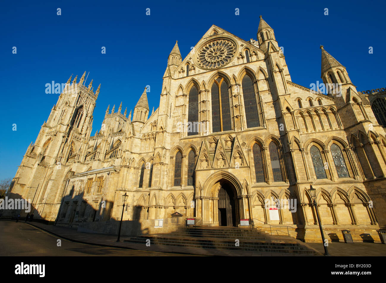 Außen gotische Architektur der Kathedrale und Metropolitical Kirche St. Peter in York, gemeinhin als das York Minster bekannt. Stockfoto