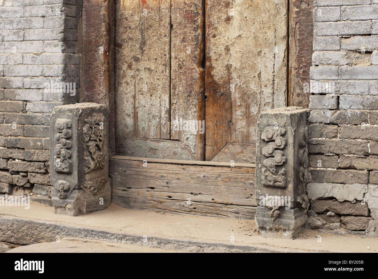 Tür-Steinen vor einem traditionellen Haus Tür in eine Peking-Gasse Stockfoto