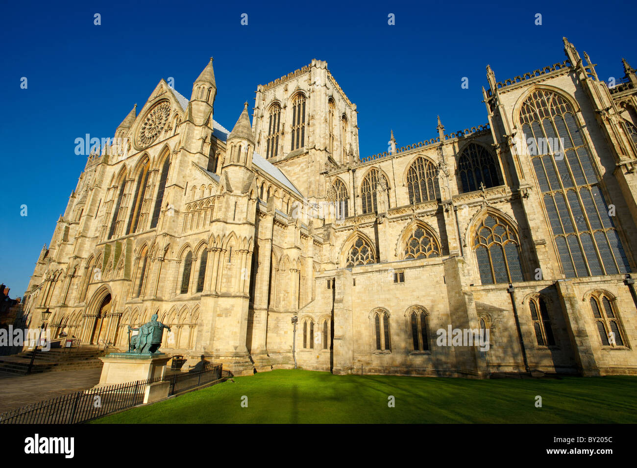 Außen gotische Architektur der Kathedrale und Metropolitical Kirche St. Peter in York, gemeinhin als das York Minster bekannt. Stockfoto