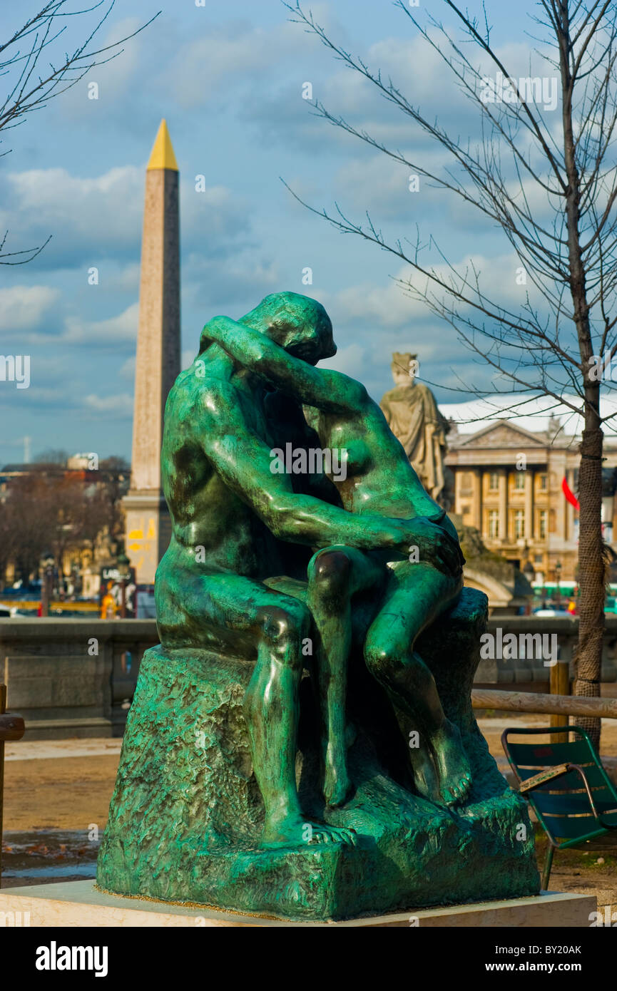 Paris, Frankreich, öffentliche Skulptur, Place de la Concorde, Moderne Kunst, Rodin der Kuss, romantische Kunst Stockfoto