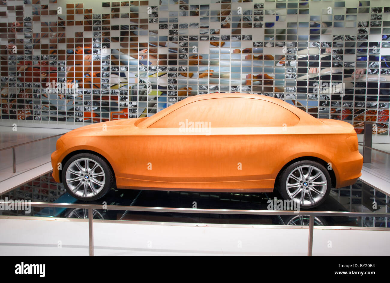 Deutschland, Bayern, München, BMW Museum, BMW 1 Serie Tonmodell auf dem display Stockfoto