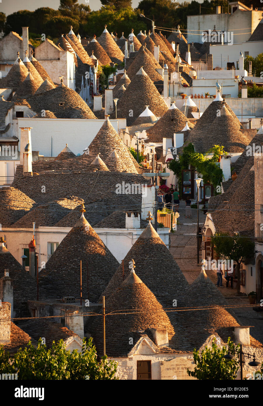 Trulli von Alberobello, Apulien, Italien beherbergt. Stockfoto