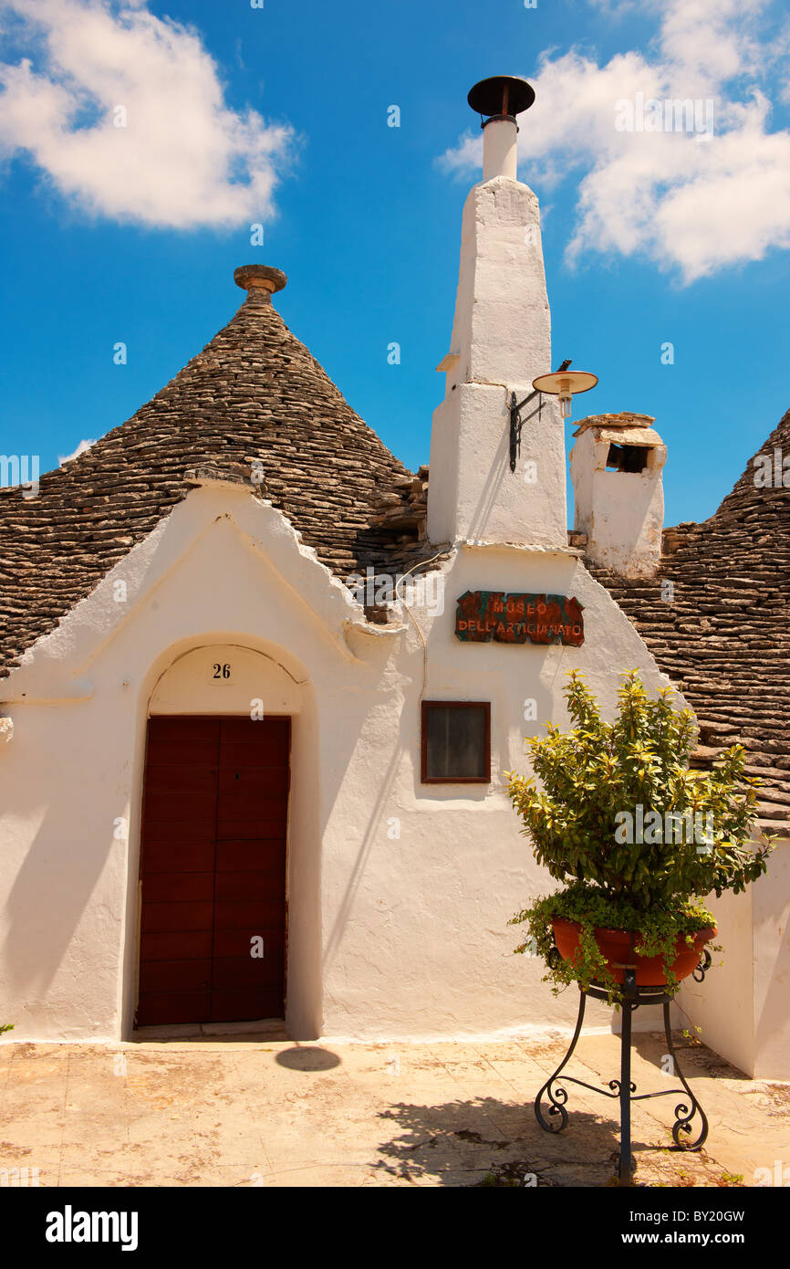 Trulli von Alberobello, Apulien, Italien beherbergt. Stockfoto