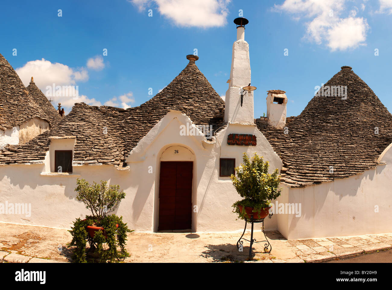 Trulli von Alberobello, Apulien, Italien beherbergt. Stockfoto