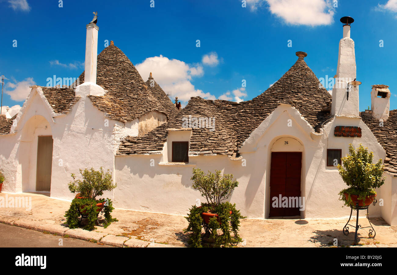 Trulli von Alberobello, Apulien, Italien beherbergt. Stockfoto