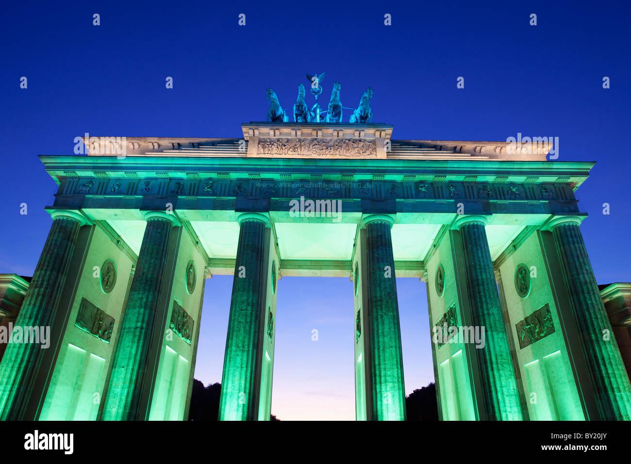 Deutschland, Berlin, Brandenburger Tor während des Festival of Lights Dämmerung beleuchtet Stockfoto