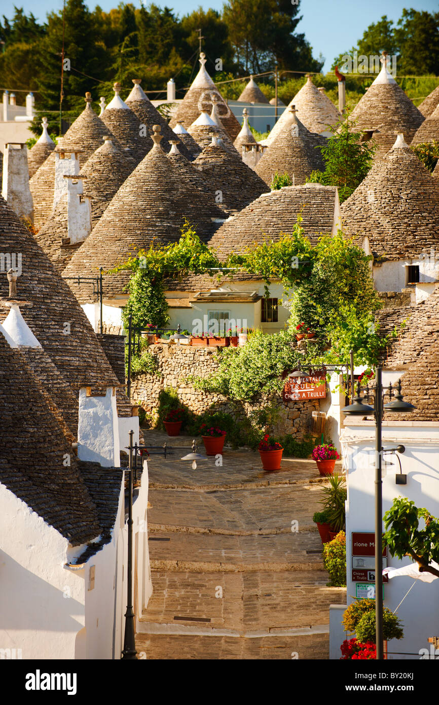 Trulli von Alberobello, Apulien, Italien beherbergt. Stockfoto