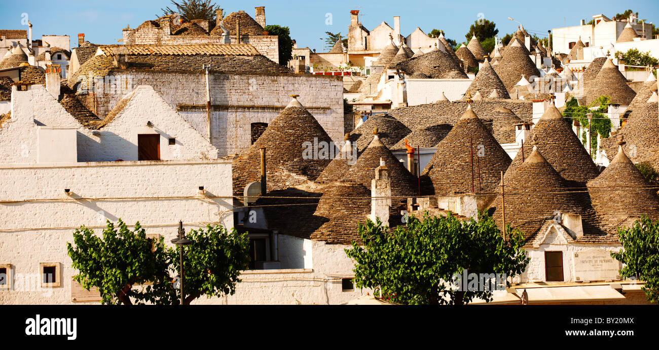 Trulli von Alberobello, Apulien, Italien beherbergt. Stockfoto