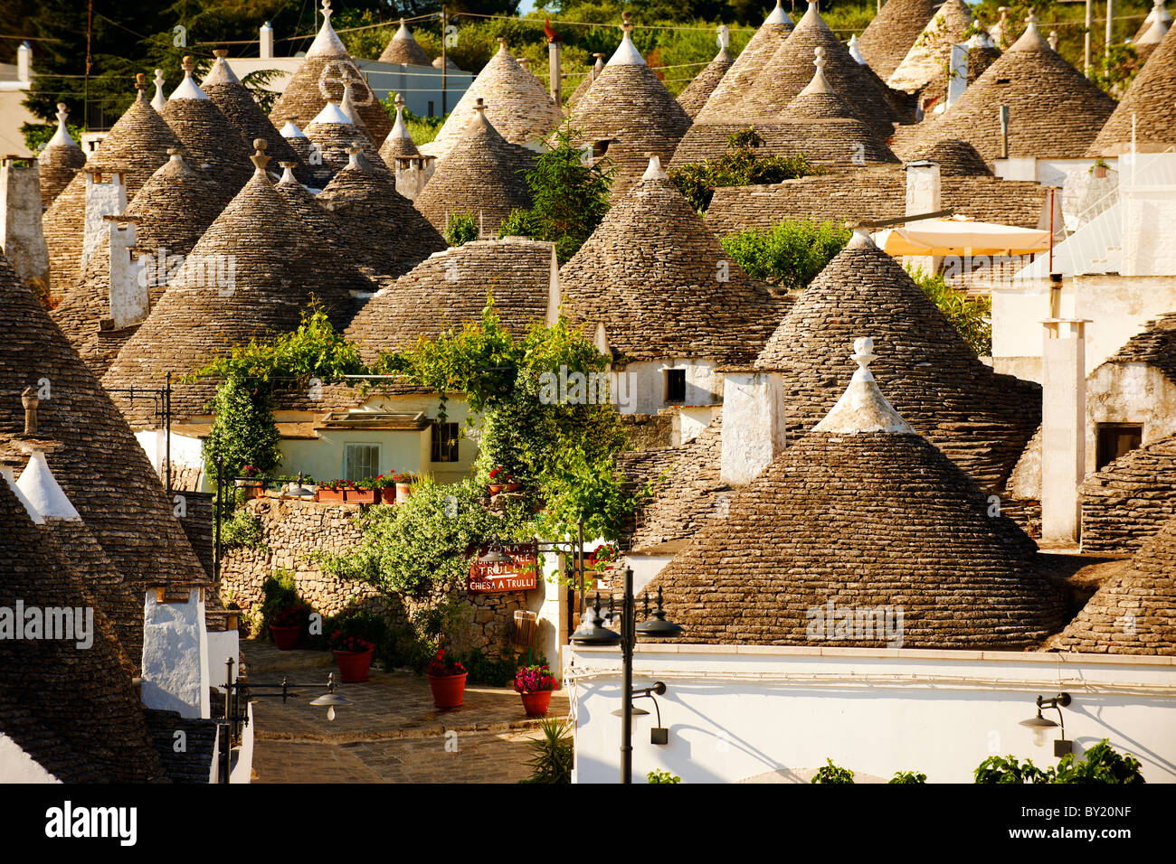 Trulli von Alberobello, Apulien, Italien beherbergt. Stockfoto