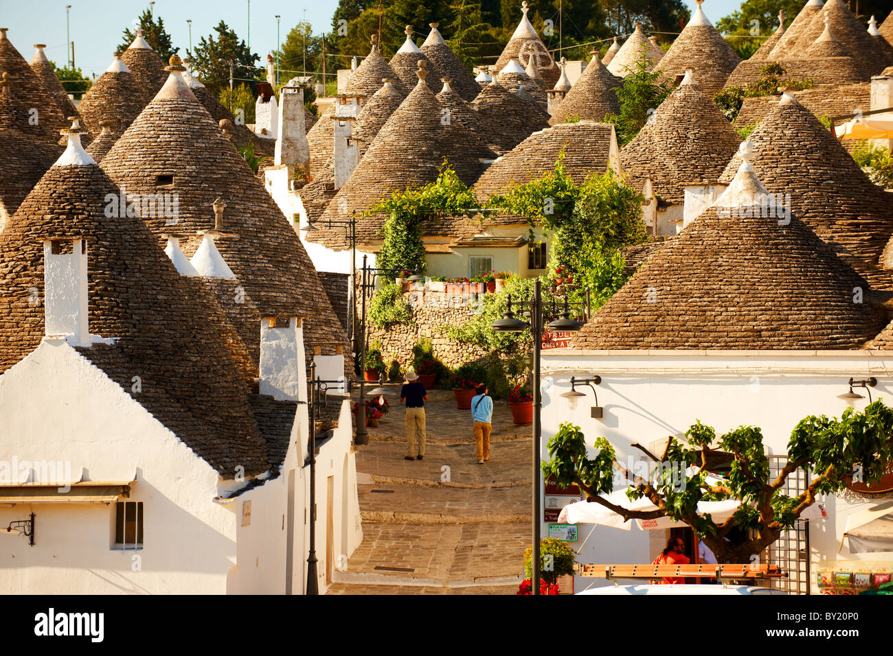 Trulli von Alberobello, Apulien, Italien beherbergt. Stockfoto