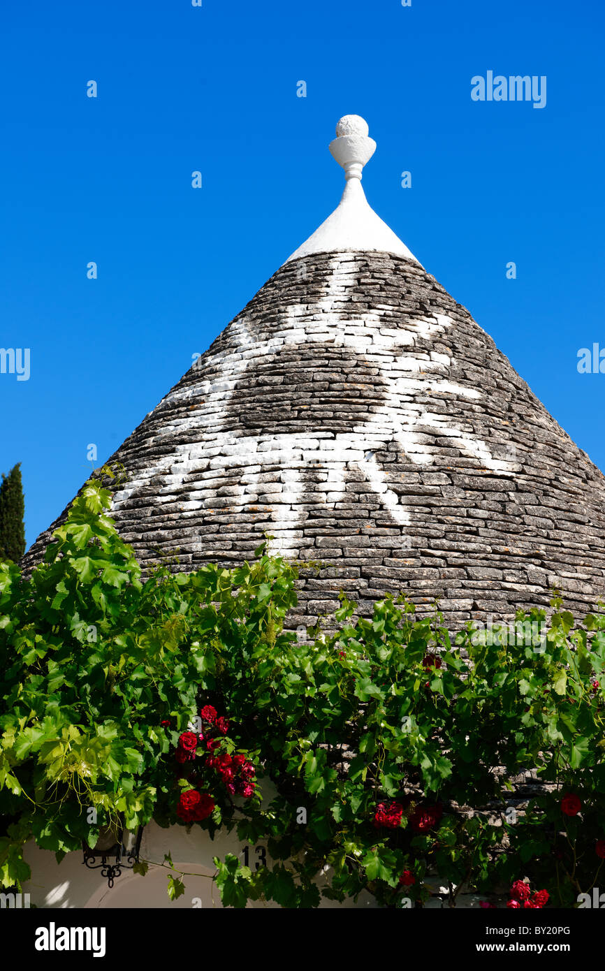Trulli von Alberobello, Apulien, Italien beherbergt. Stockfoto