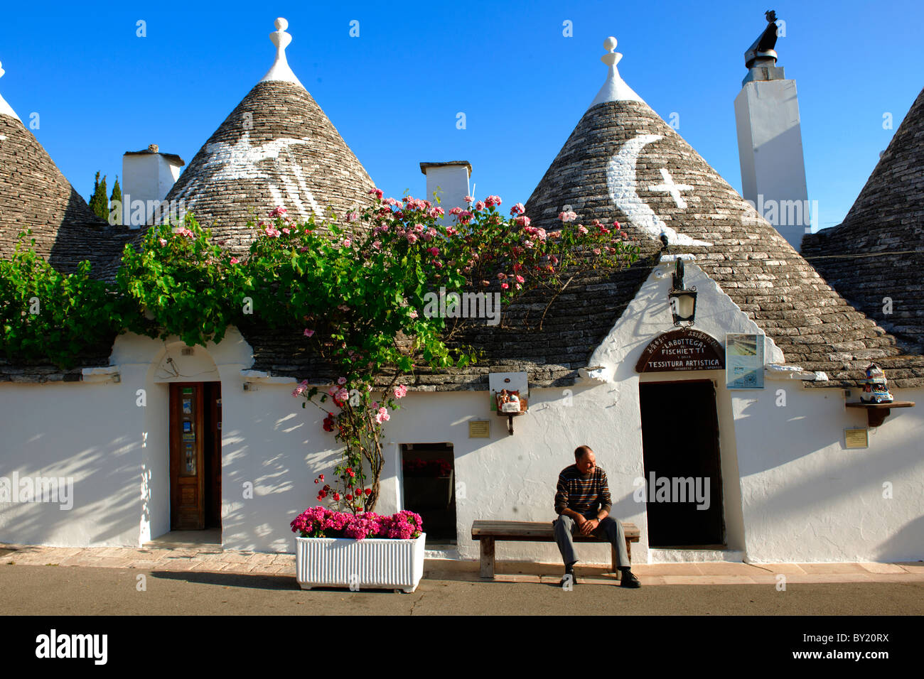 Trulli von Alberobello, Apulien, Italien beherbergt. Stockfoto
