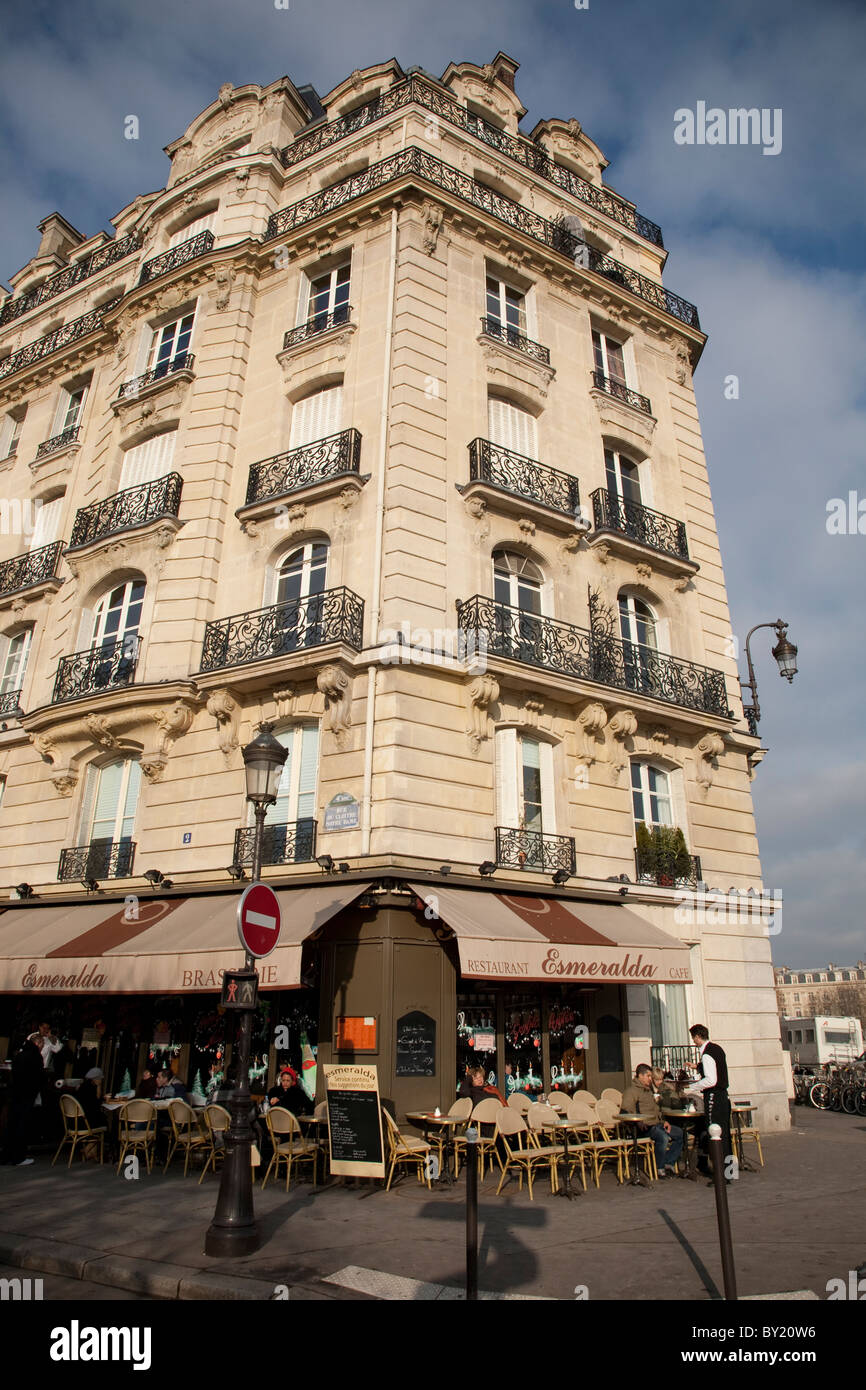 Menschen Essen außerhalb Esmeralda Restaurant auf zitieren Insel in Paris, Frankreich Stockfoto