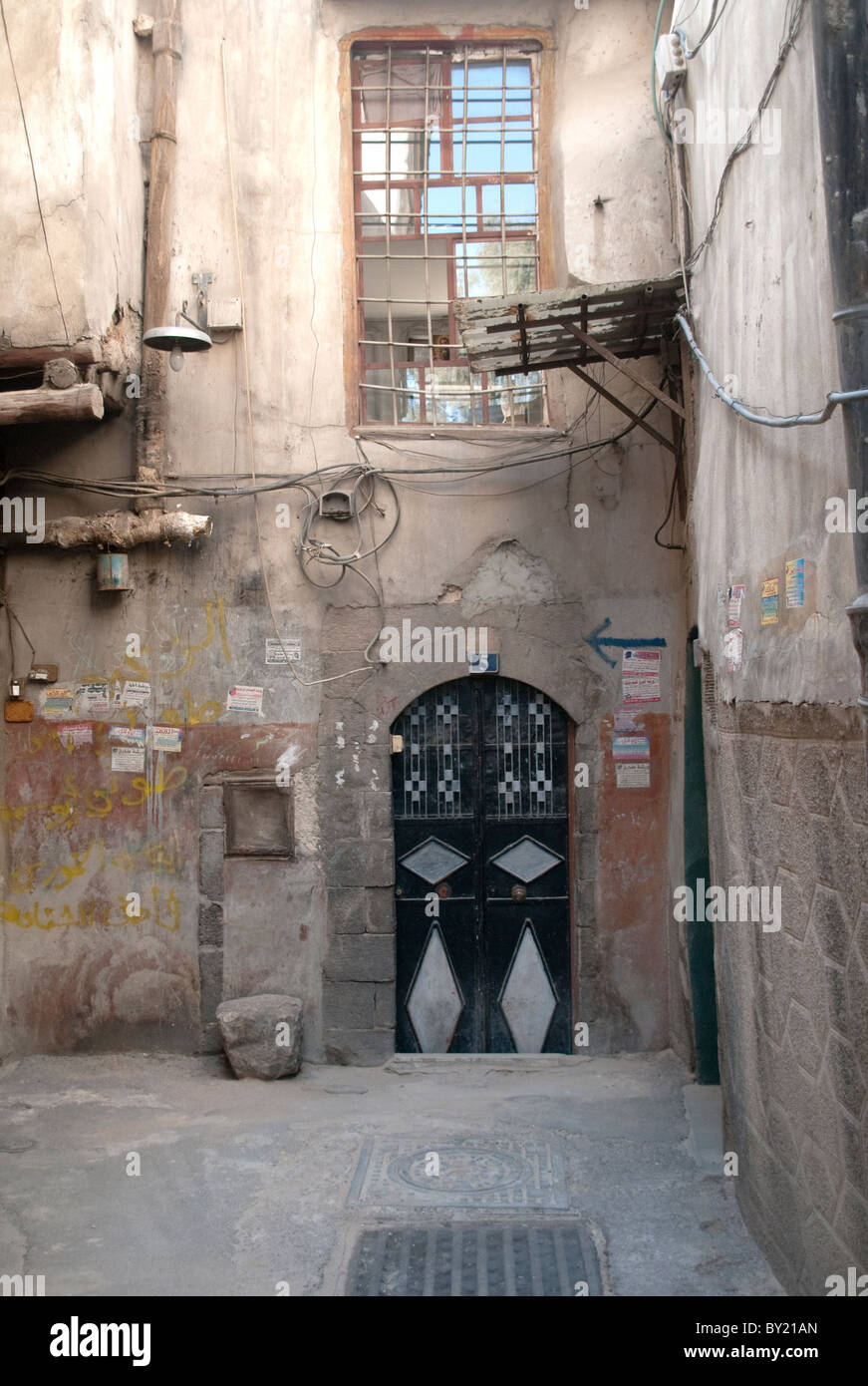 Die Eingangstür zu einem Haus in einer engen Gasse im Bab Touma Bezirk der Altstadt von Damaskus, Syrien. Stockfoto