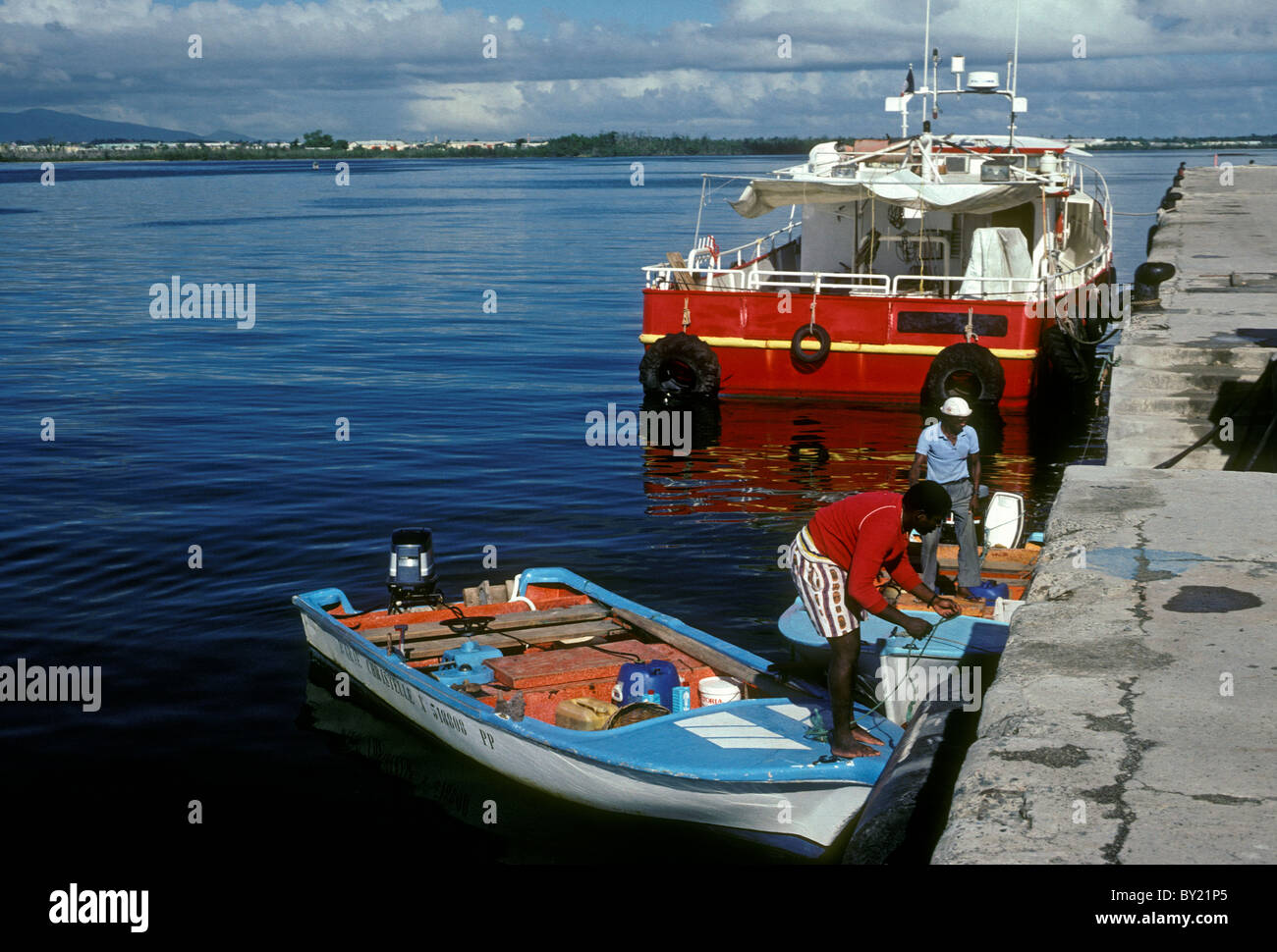 Erwachsene Männer, Boot, Baie Mahault, Basse-Terre, Guadeloupe, Französische Antillen, Frankreich Stockfoto