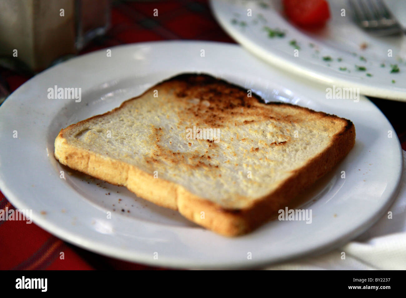 Unbuttered Toast auf eine seitliche Platte in einem Restaurant. Stockfoto