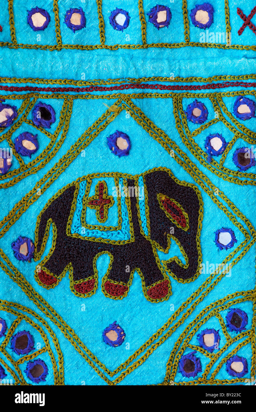 Indische handgefertigte bunte Stoffbeutel mit Elefant Design. Andhra Pradesh, Indien Stockfoto