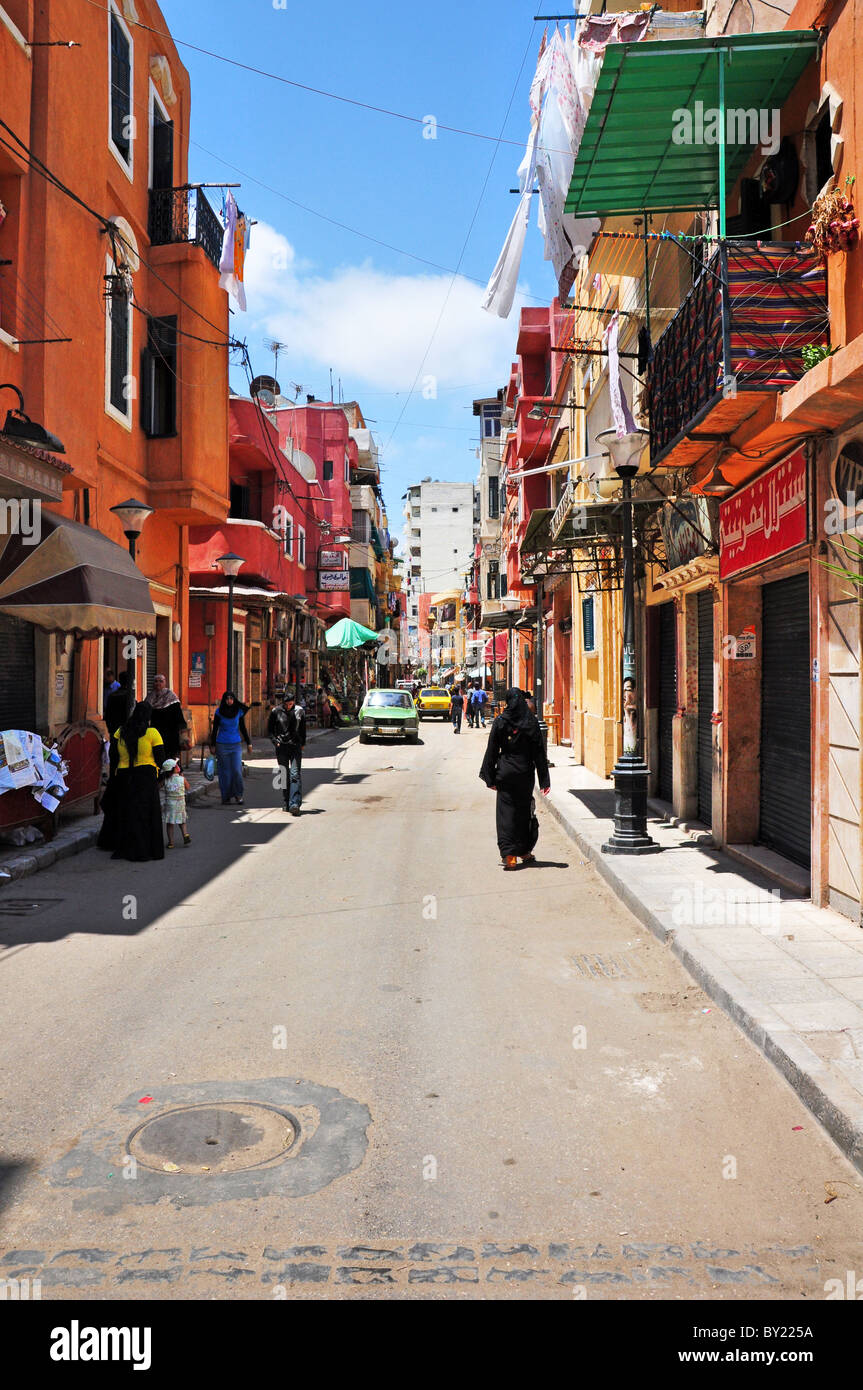 Straßenszene in Alexandria, Ägypten zeigen die bunten Gebäude. Stockfoto