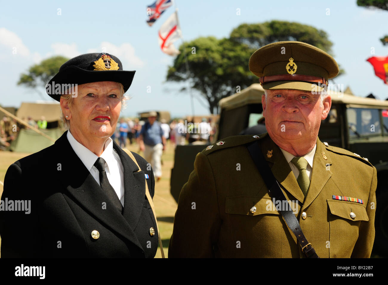 Rollenspieler verkleidet als britische Oberstleutnant und seine Gefährtin Offizier der Royal Navy während ein d-Day-Re-Enactment. Stockfoto