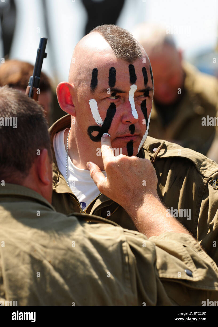 Eines amerikanischen GI hat sein Gesicht gemalt in Vorbereitung auf die Schlacht am d-Day-Re-Enactment in Lepe Country Park, New Forest, UK. Stockfoto