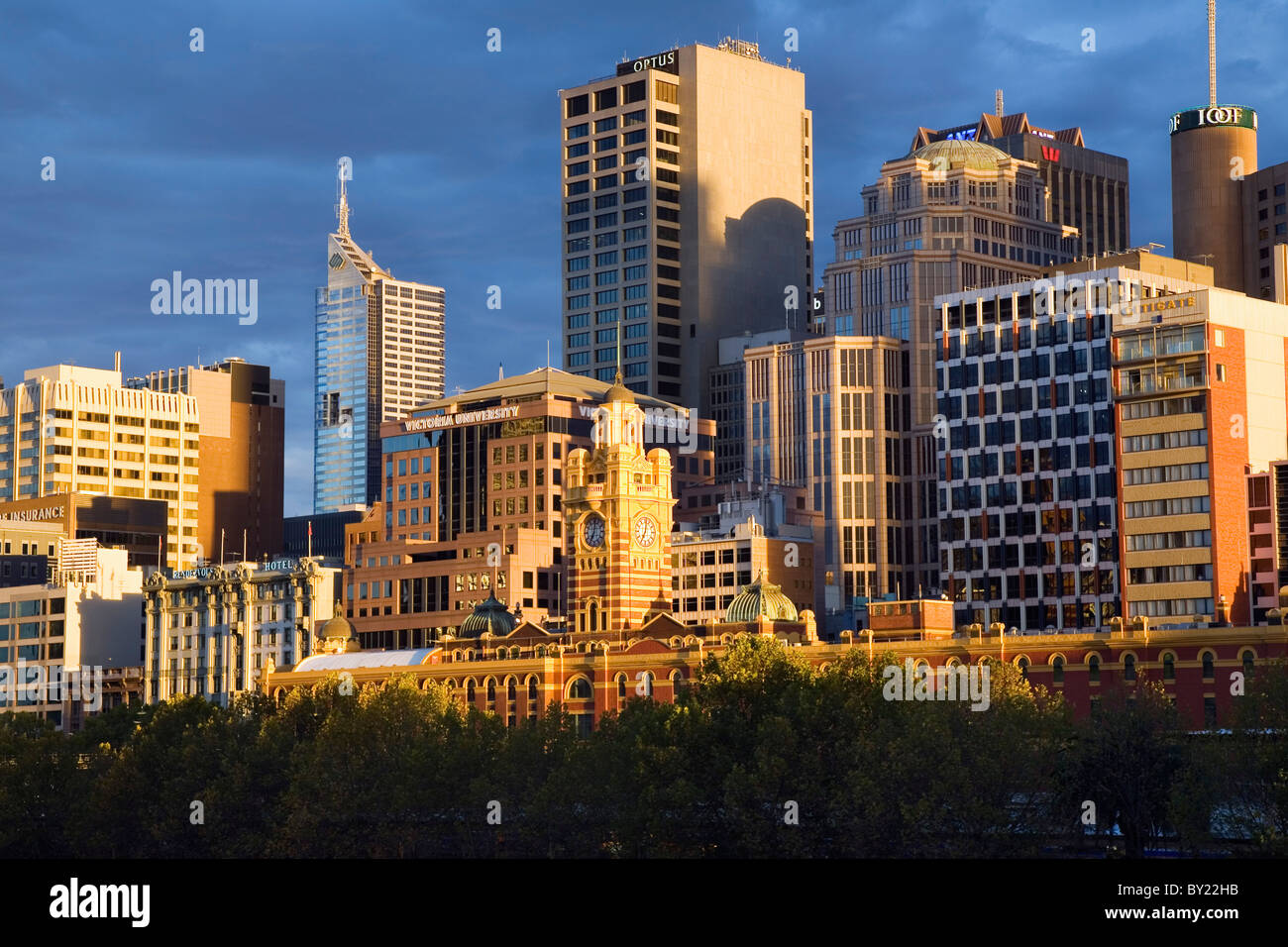 Australien, Victoria, Melbourne.  Die Skyline der Stadt in der Dämmerung. Stockfoto