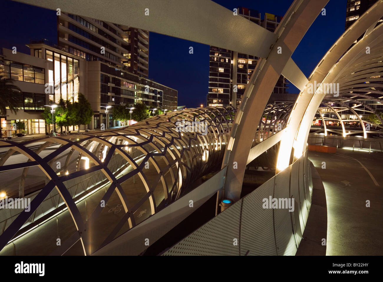 Australien, Melbourne, Victoria, Docklands.  Die Webb Dock Bridge bei Nacht, das Design inspiriert von Koorie Reusen. Stockfoto
