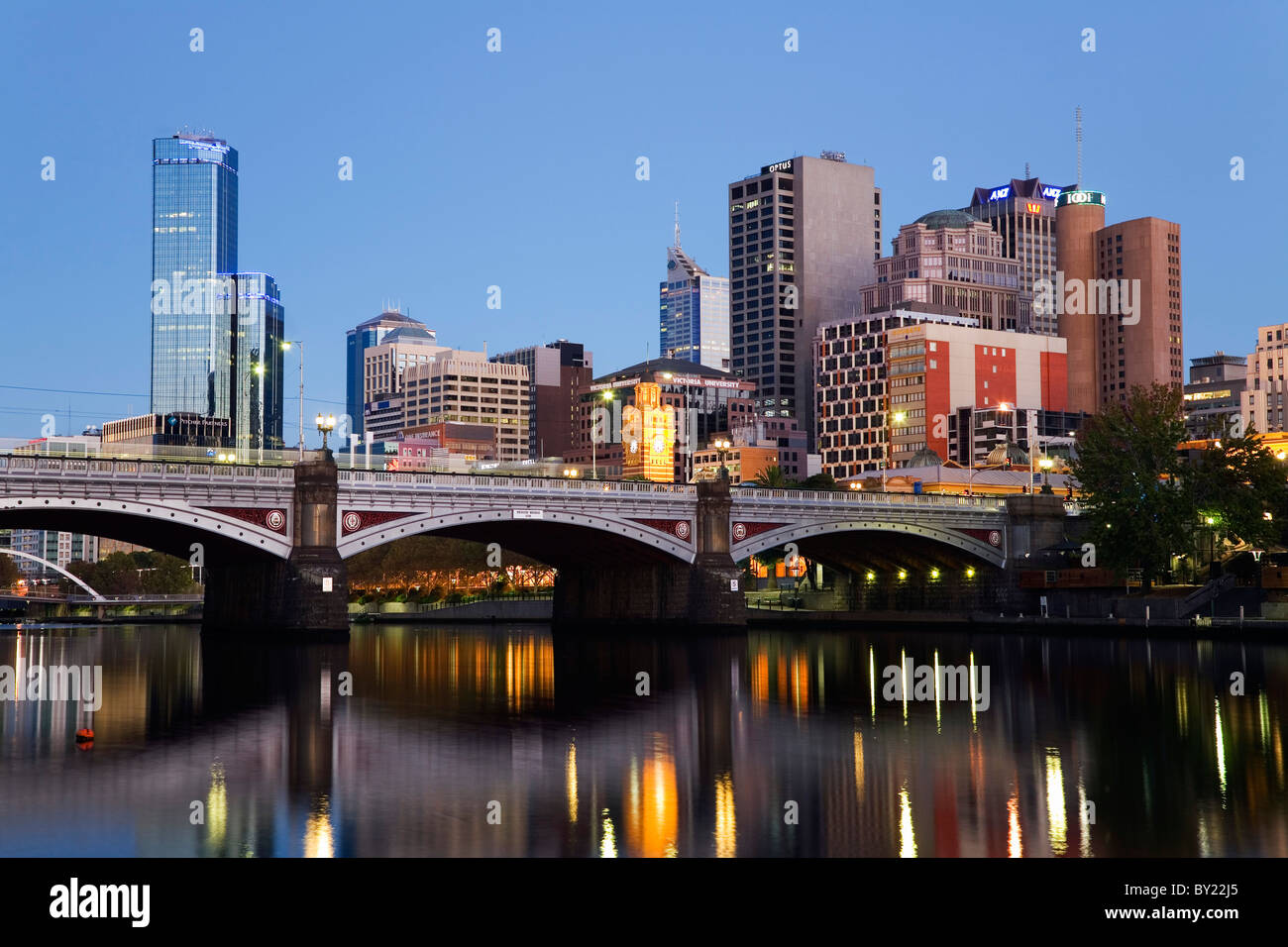 Australien, Victoria, Melbourne.  Princes Bridge am Yarra River, mit der Skyline der Stadt in der Dämmerung. Stockfoto