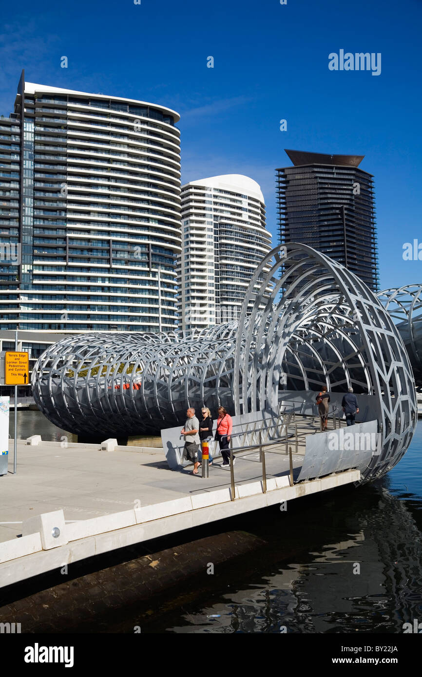 Australien, Melbourne, Victoria, Docklands.  Webb Dock Bridge - Design wurde von Aborigines Koorie Reusen inspiriert. Stockfoto
