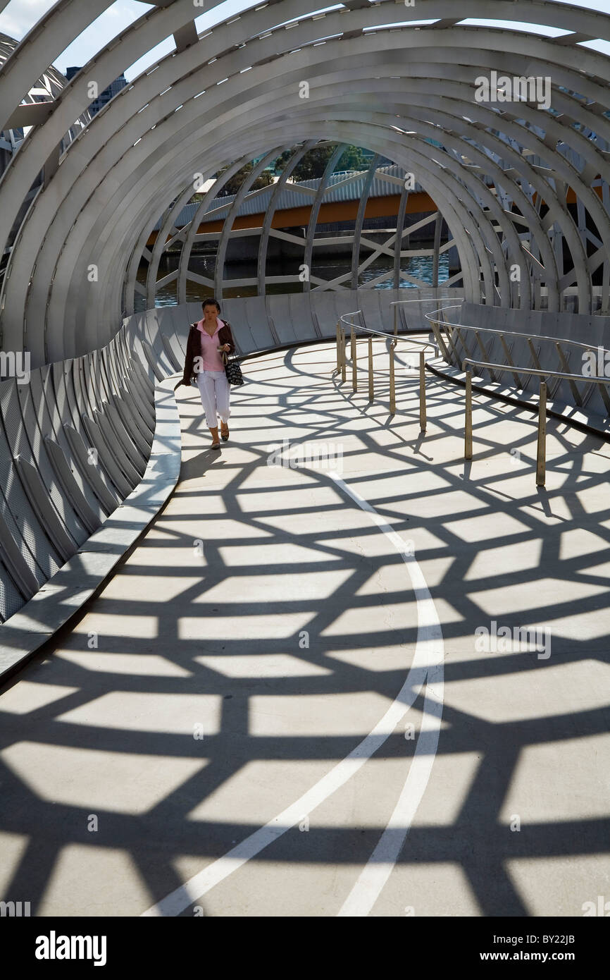 Australien, Melbourne, Victoria, Docklands.  Fußgängerüberweg Webb Dock Brücke. Stockfoto