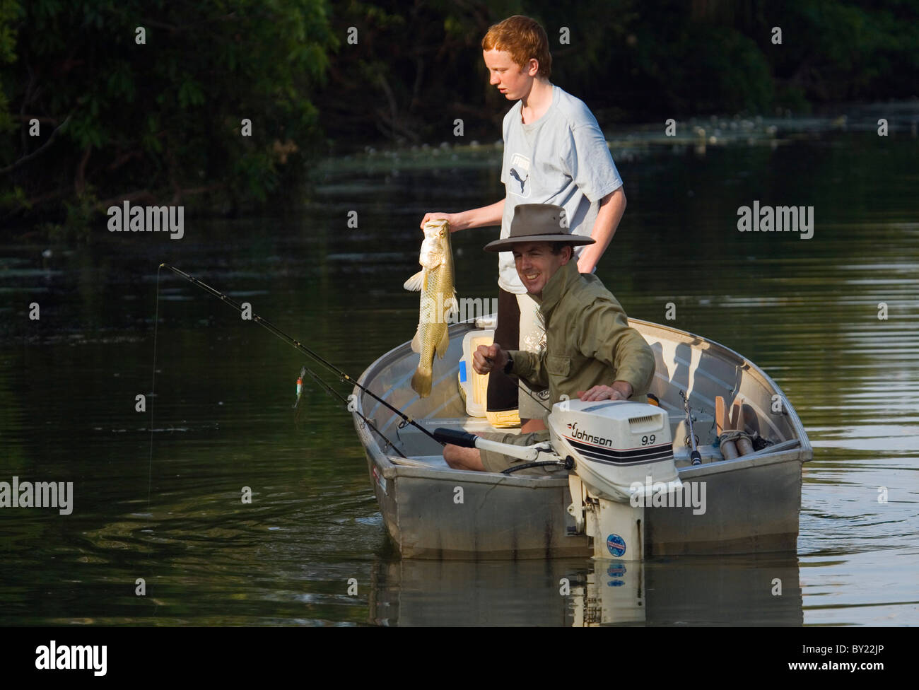 Angler, die im fischwasser fischen -Fotos und -Bildmaterial in hoher ...
