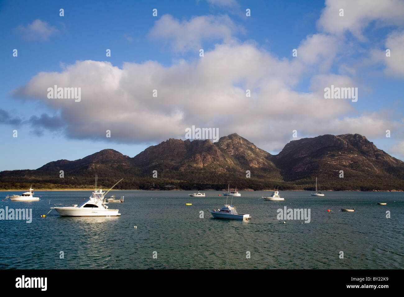 Australien, Tasmanien, Freycinet National Park, Coles Bay.  Boote in Coles Bay, mit den Gefahren Bergkette jenseits. Stockfoto