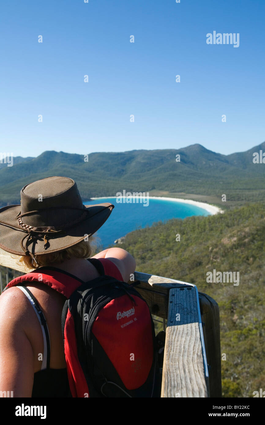 Australien, Tasmanien, Freycinet National Park, Coles Bay.  Wanderer auf die Wineglass Bay Lookout. Stockfoto