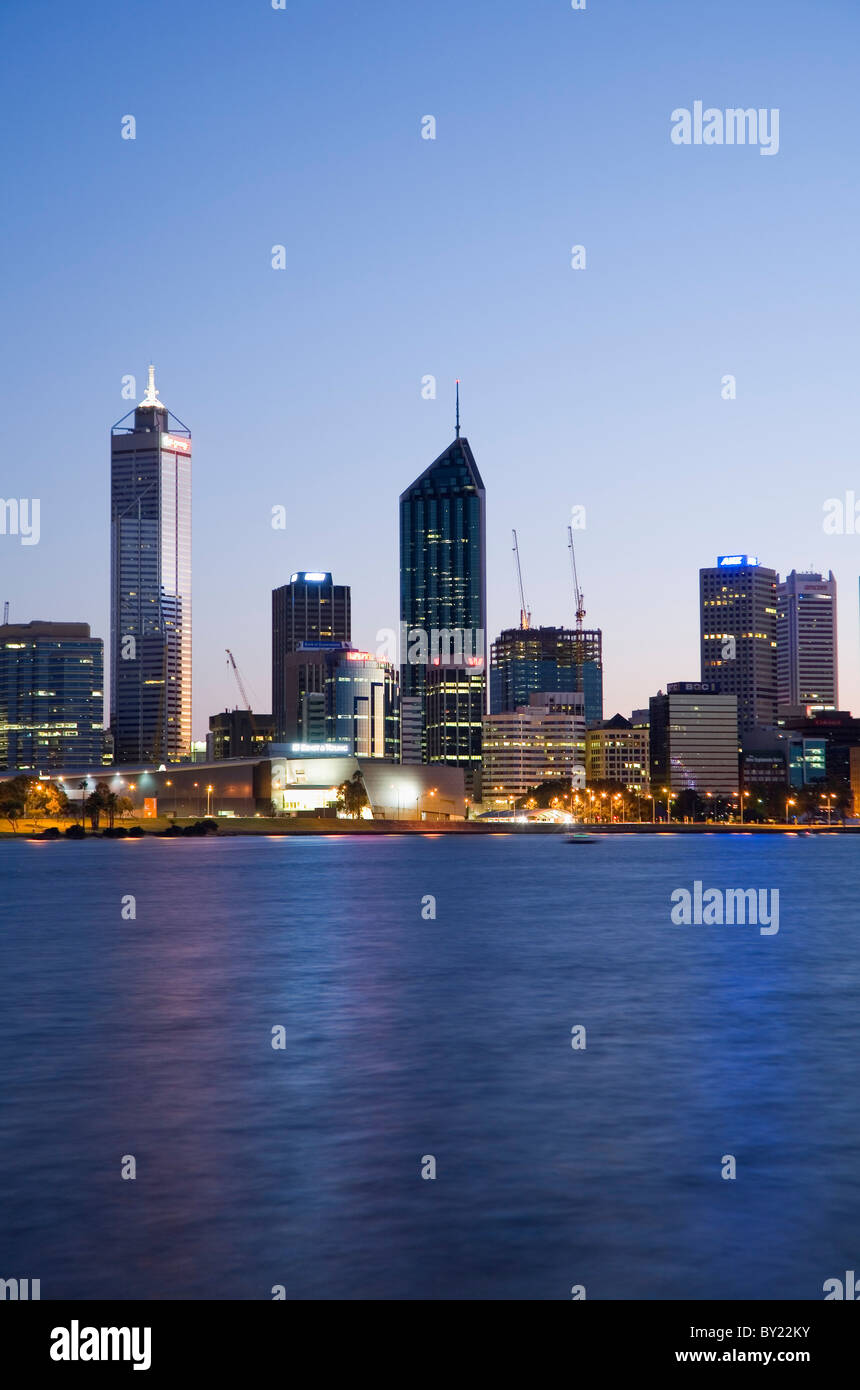 Australien, Western Australia, Perth.  Swan River und die Stadt Skyline in der Morgendämmerung. Stockfoto