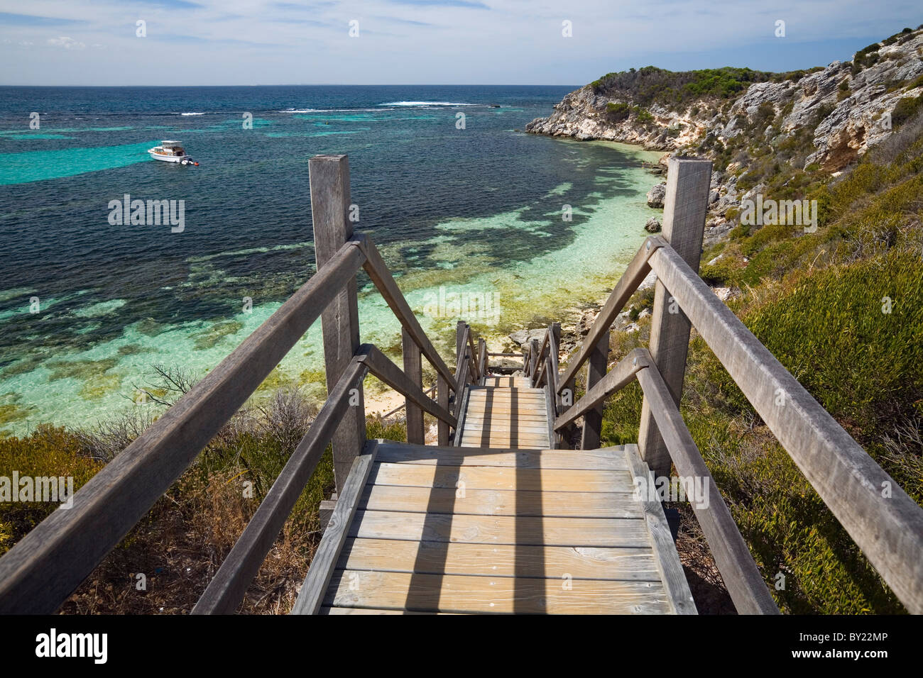 Australien, Western Australia, Rottnest Insel.  Ein Holzsteg führt hinunter zum Wasser an Parker Punkt. Stockfoto