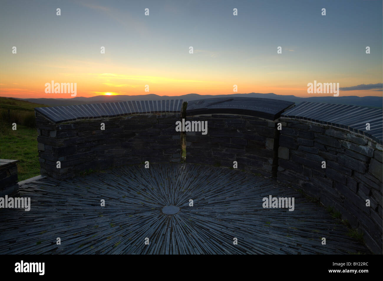 Sonnenuntergang vom Wynford Vaughan Thomas Memorial über Aberhosan, Powys, Wales. Stockfoto