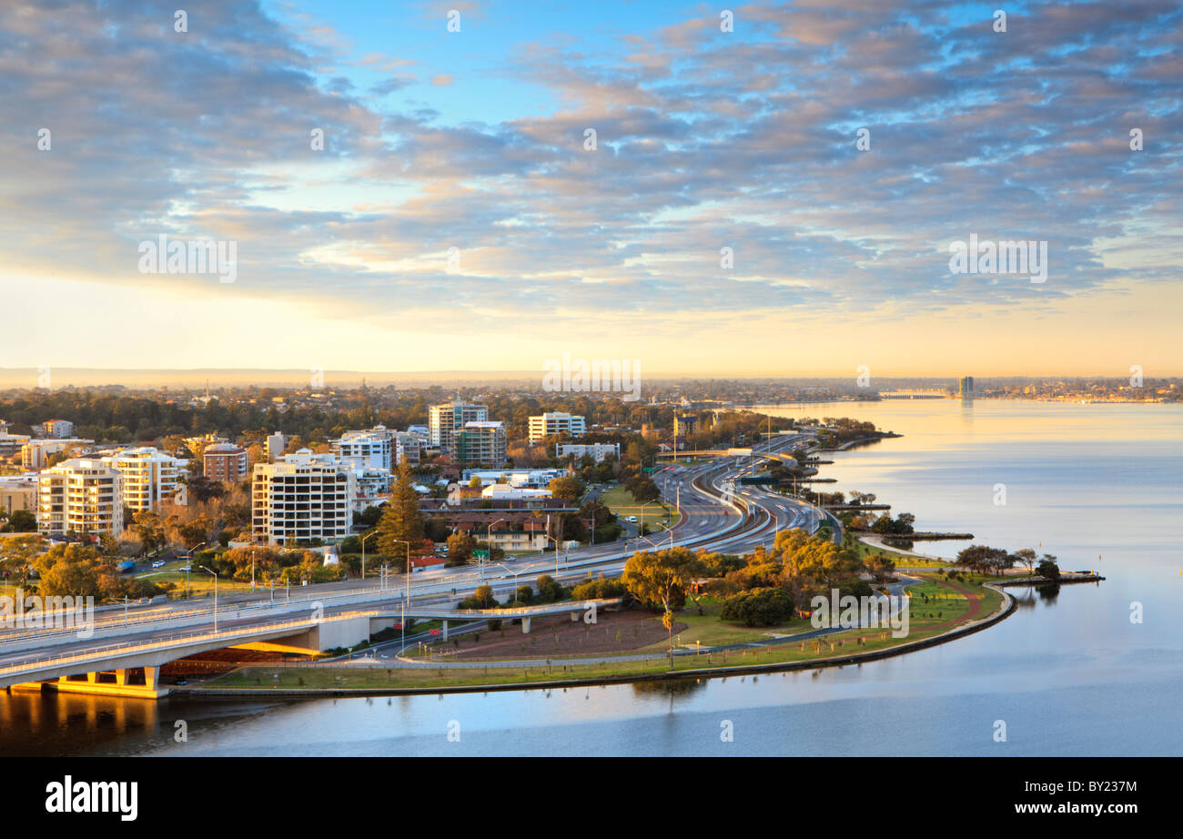 Blick über den Swan River, South Perth und Comer See. Kings Park entnommen bei Sonnenaufgang. Stockfoto