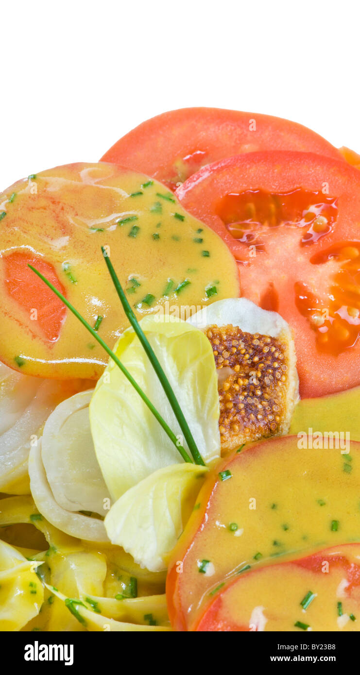 Salat Salat Tomate Feigen Senfsauce Chicoree Chicorée lässt Schnittlauch Blattsalat Fitness fit FOOD auf weißem Hintergrund Vitamine Stockfoto