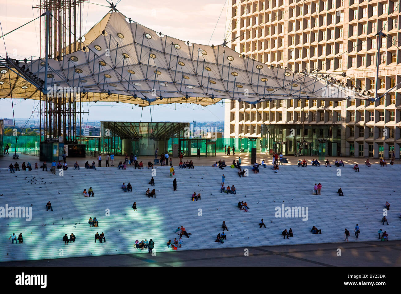 Le Grande Arche in La Défense, dem wichtigsten Geschäftsviertel in Paris, Frankreich Stockfoto