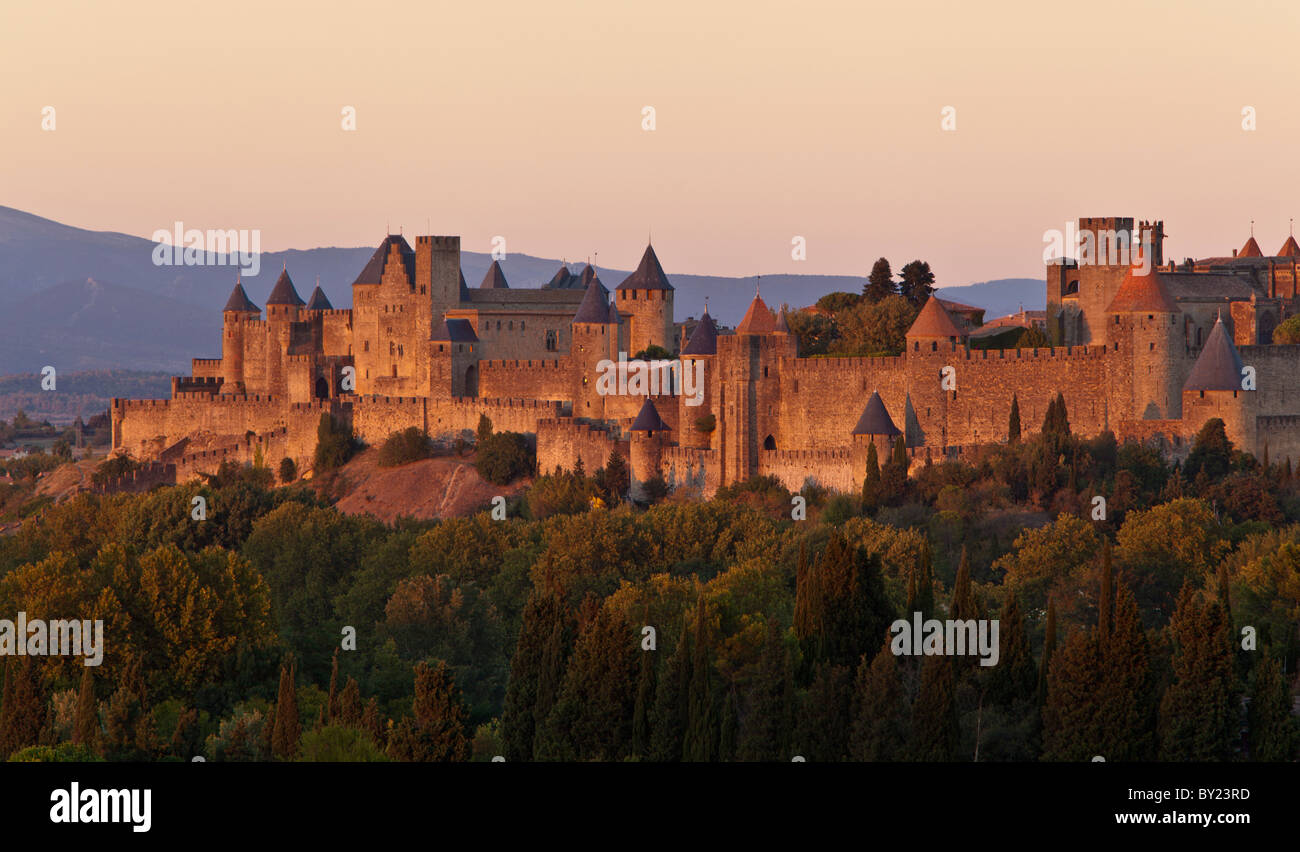 Frankreich, Languedoc-Rousillon, Carcassonne.  Die Befestigungsanlagen von Carcassonne in der Abenddämmerung. Stockfoto