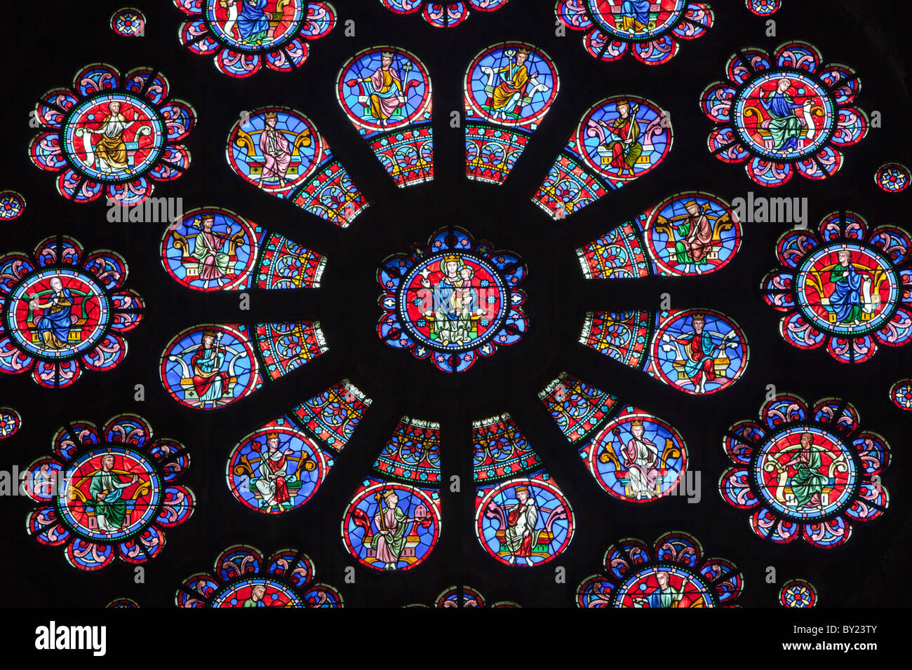 Frankreich, Aquitaine, Pau.  Ein Glasfenster in der Kirche St. Martin in Pau, deren Architekt Boeswillwald inspiriert wurde Stockfoto
