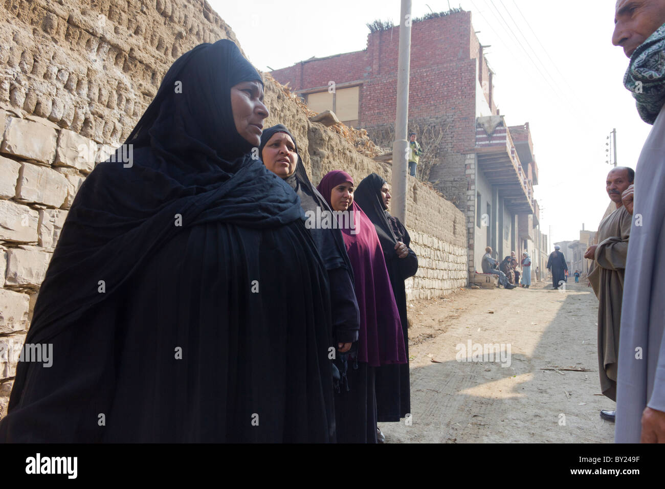 Mand und Frauen reden in Burunbil Dorf, Bani Soueif, Ägypten Stockfoto